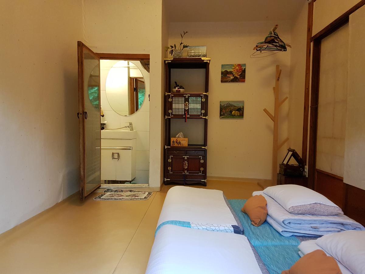 Gongsimga Hanok Guesthouse Seoul Bagian luar foto